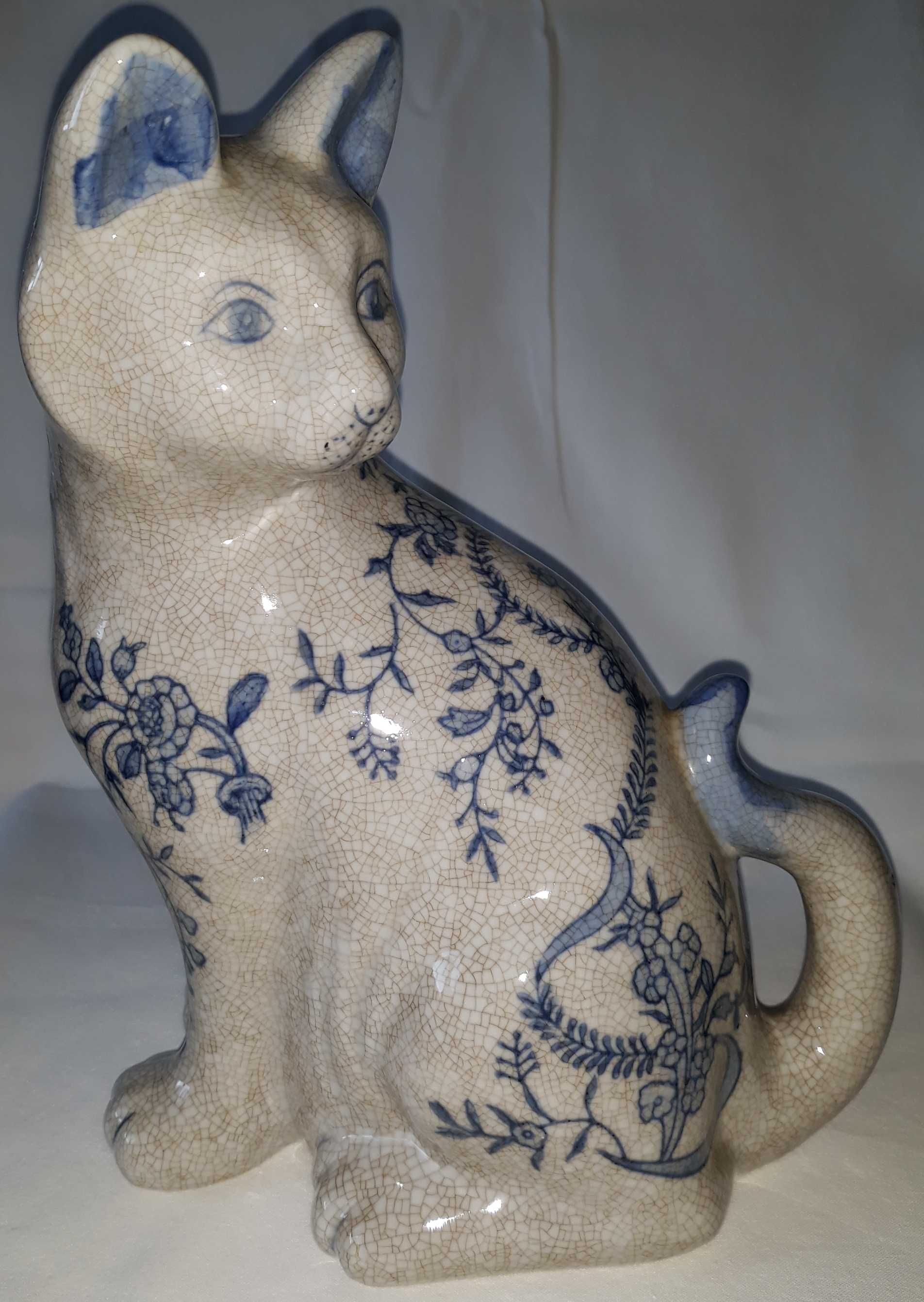 porcelanowa figurka kot