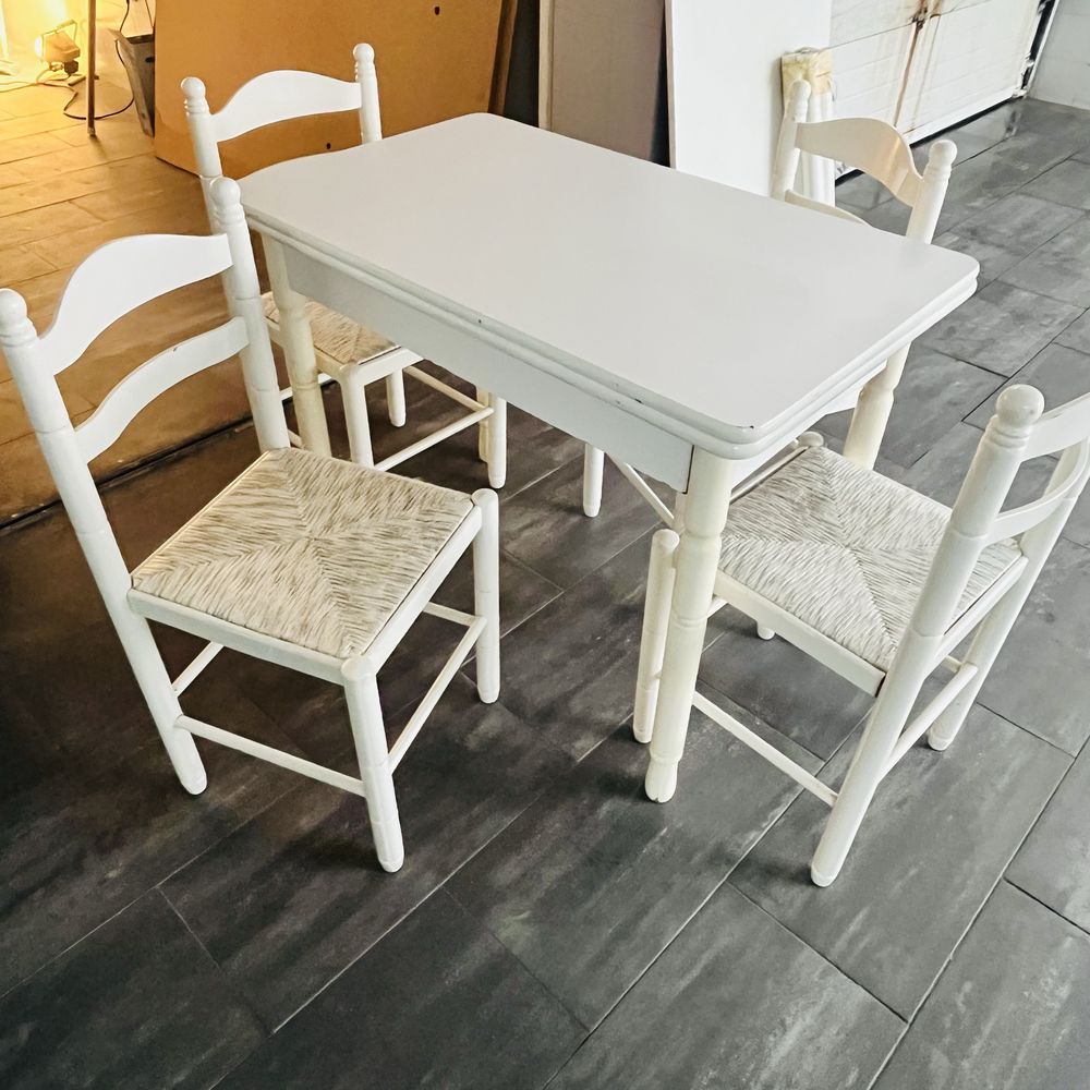 Mesa extensivel + 4 cadeiras