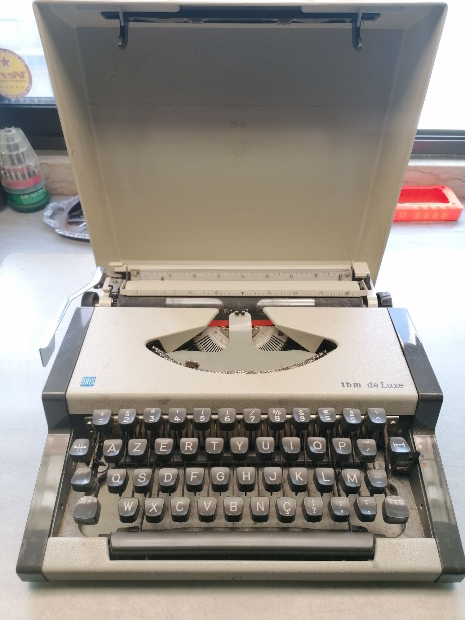 Máquina de escrever UNIS