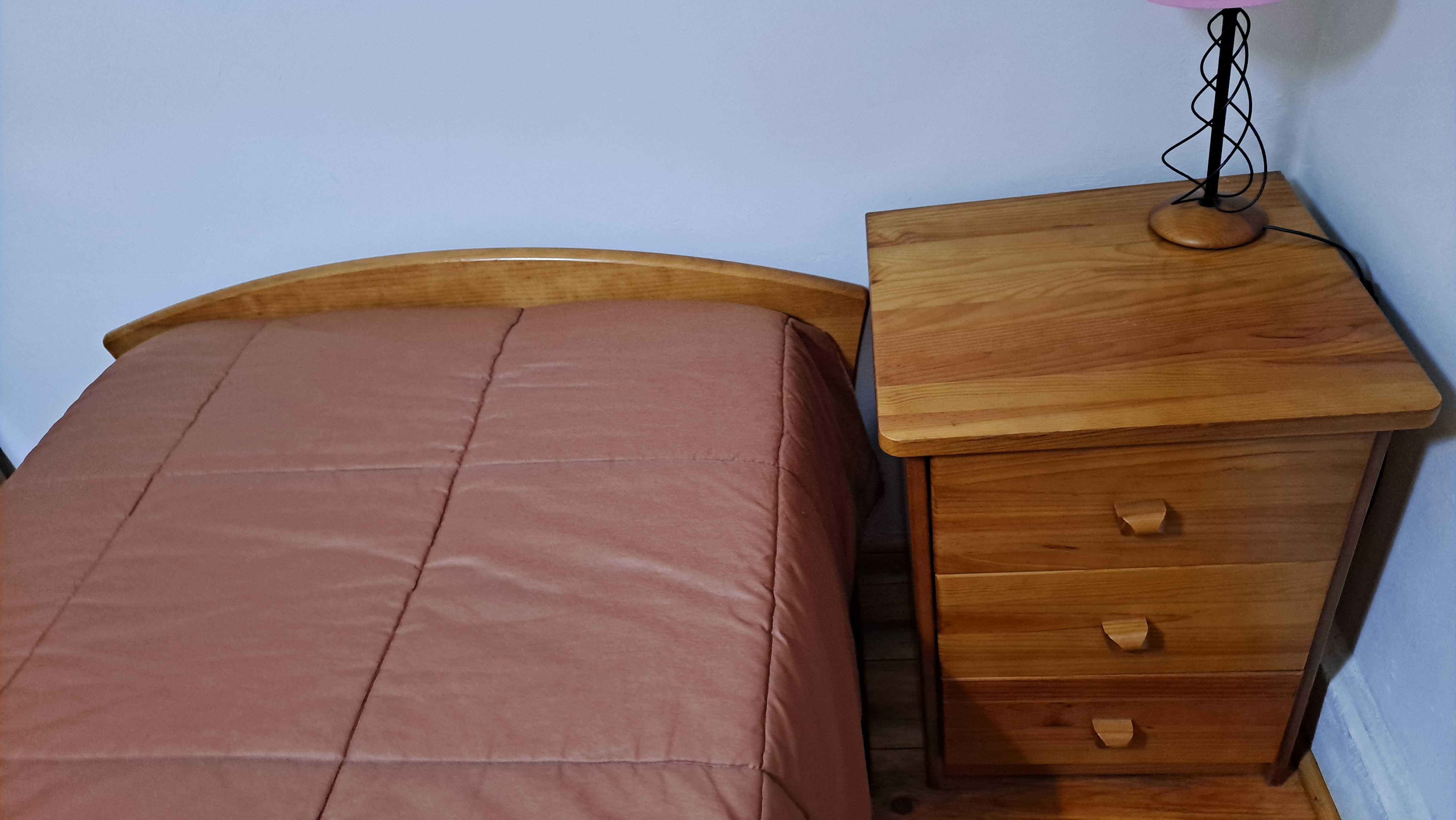 Cama de solteiro e mesa de cabeceira em pinho