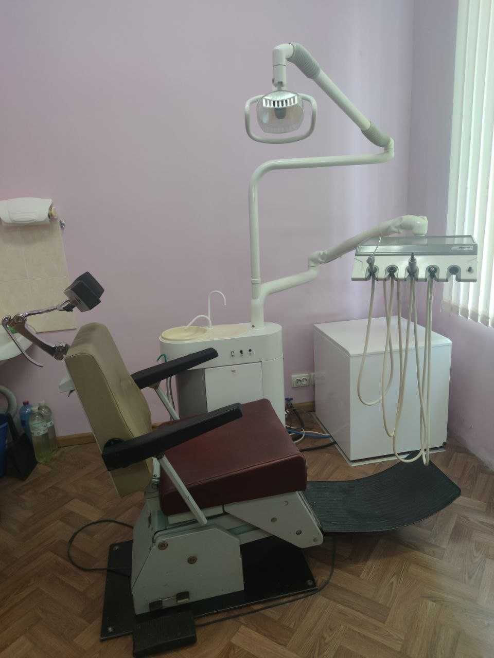 Стоматологічна установка Diplomat Adept, крісло КСЭМ-03, компрессор