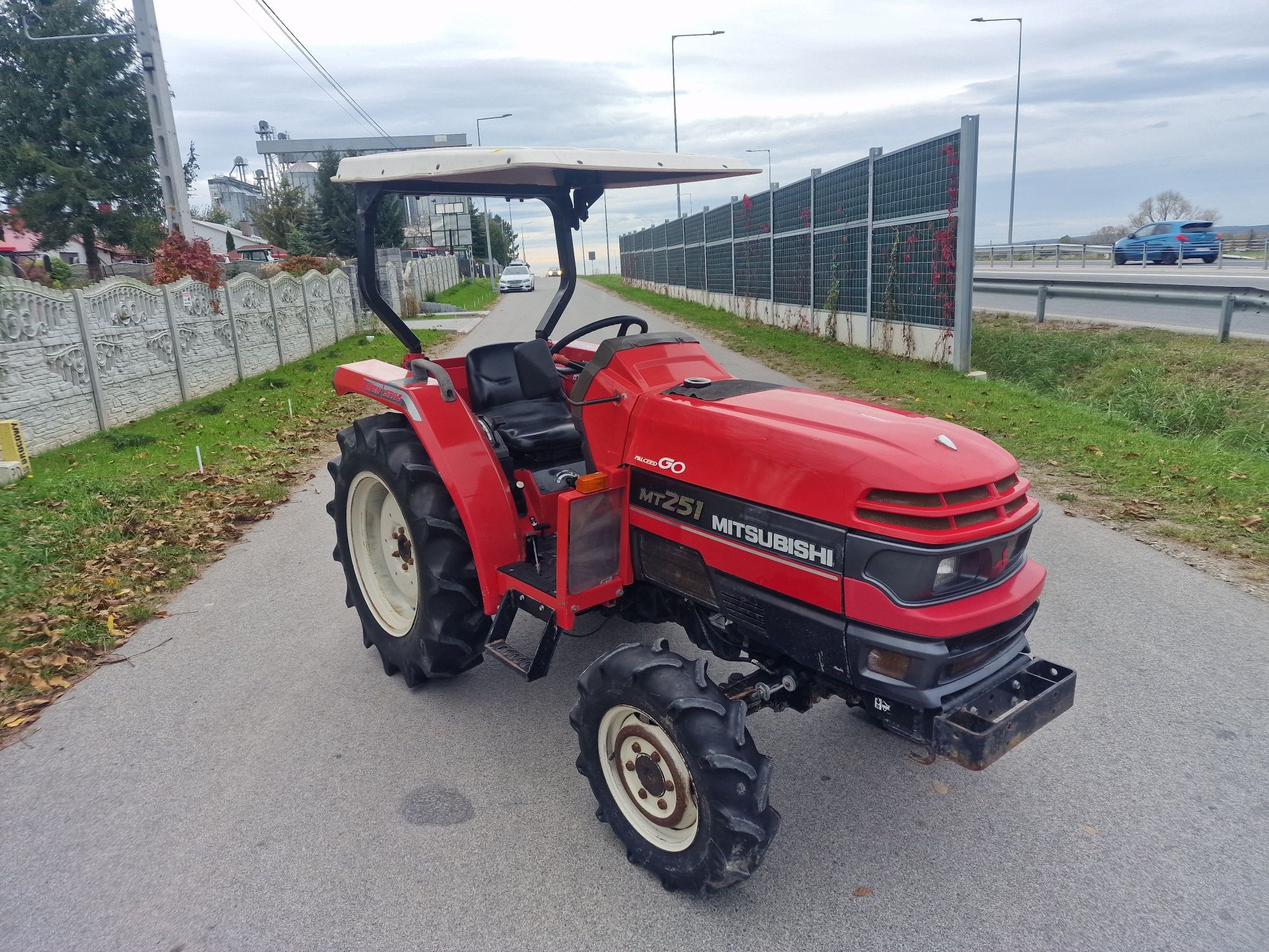 Traktor  traktorek japoński Mitsubishi MT 251