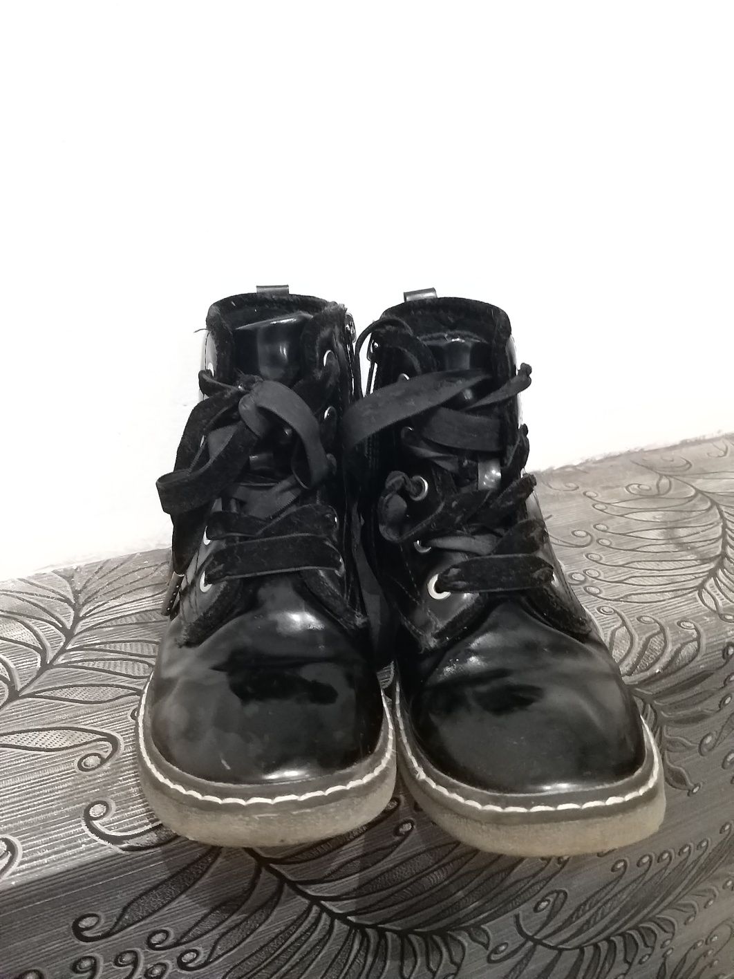 Czarne lakierowane botki kozaki Friboo 33
