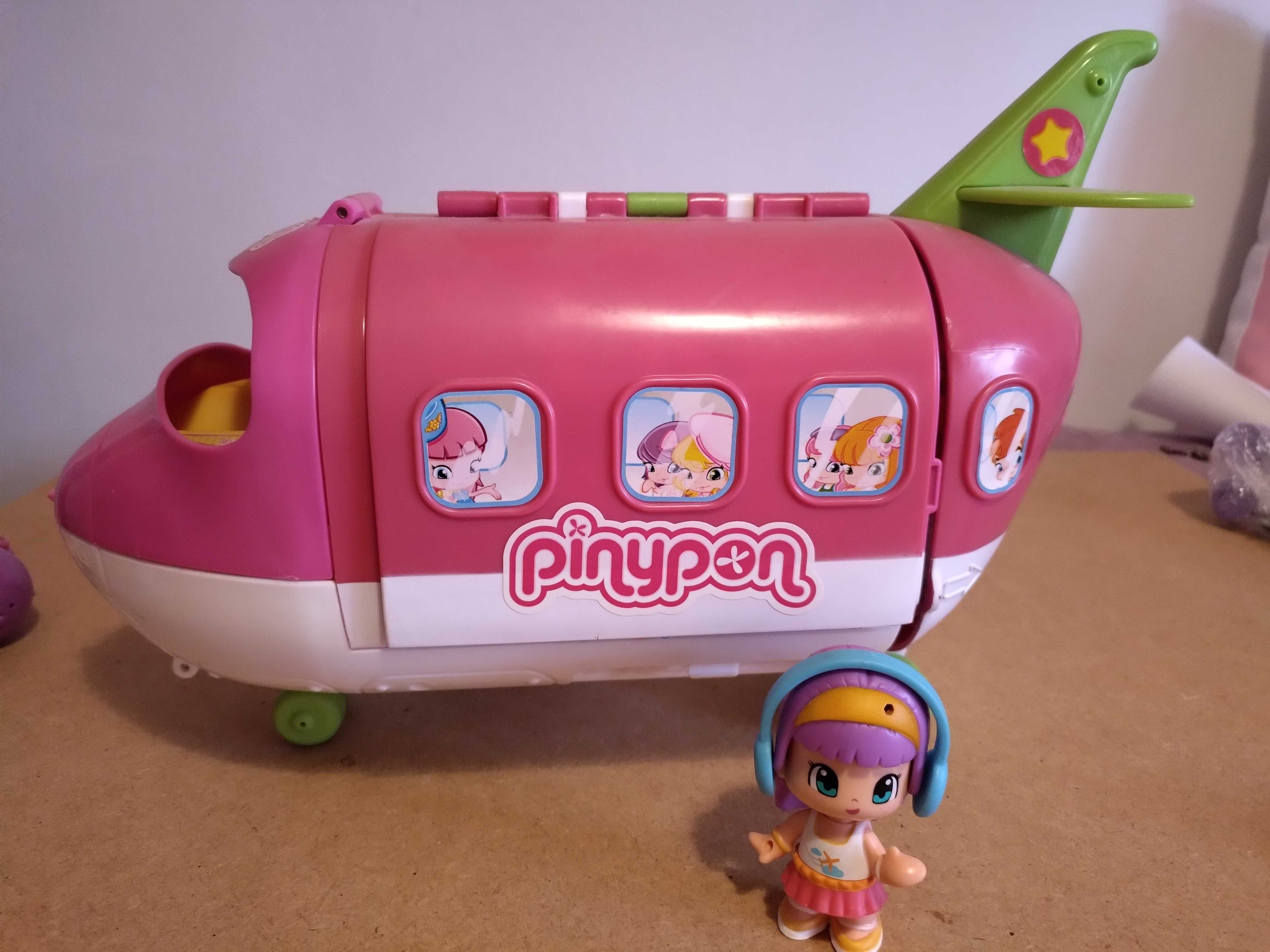 Avião e carrocha Pinipon
