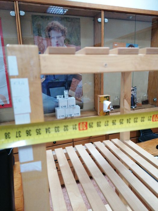 Estante de ripas de madeira