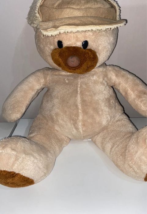 Uroczy brązowy miś z czapeczką i kubraczkiem na guziczki