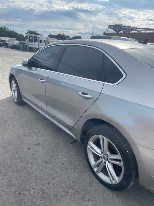 В дорозі VOLKSWAGEN PASSAT SE 2014 фольцваген пасат США фото відправки