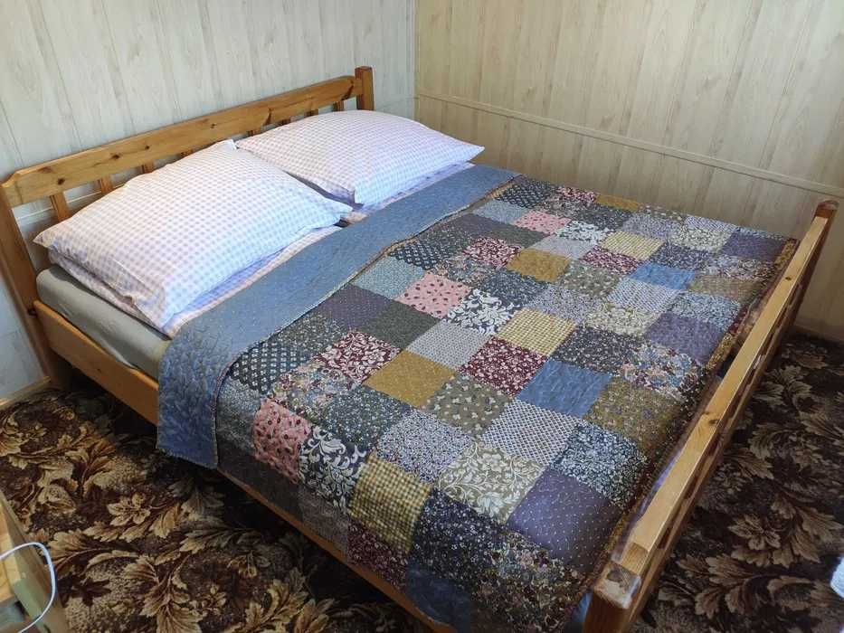 Solidne, drewniane łóżko z materacami