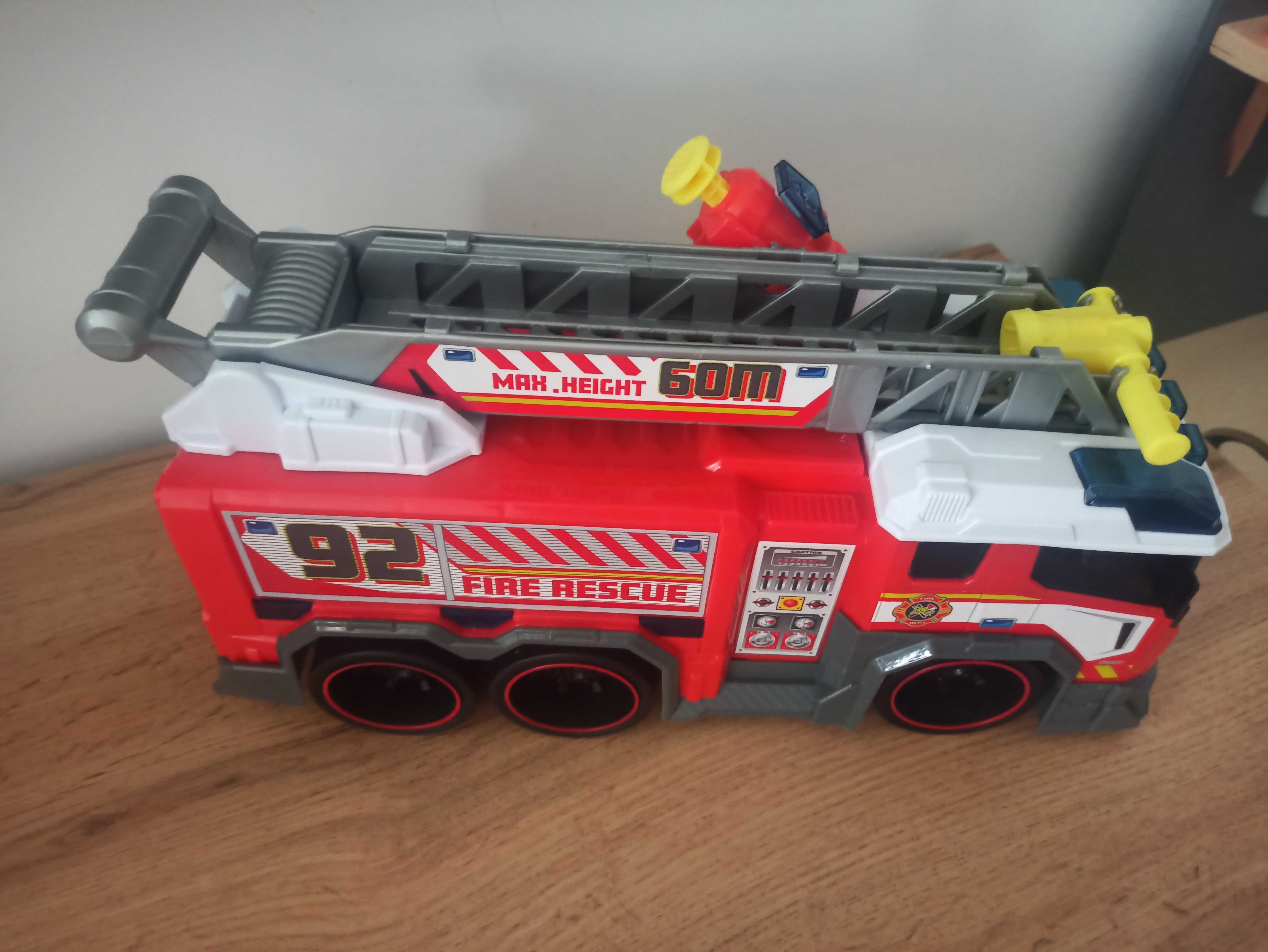Duży samochód strażacki