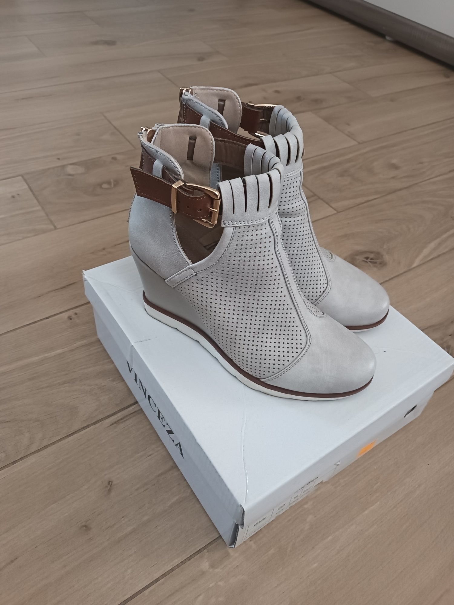 Buty na koturnie-36