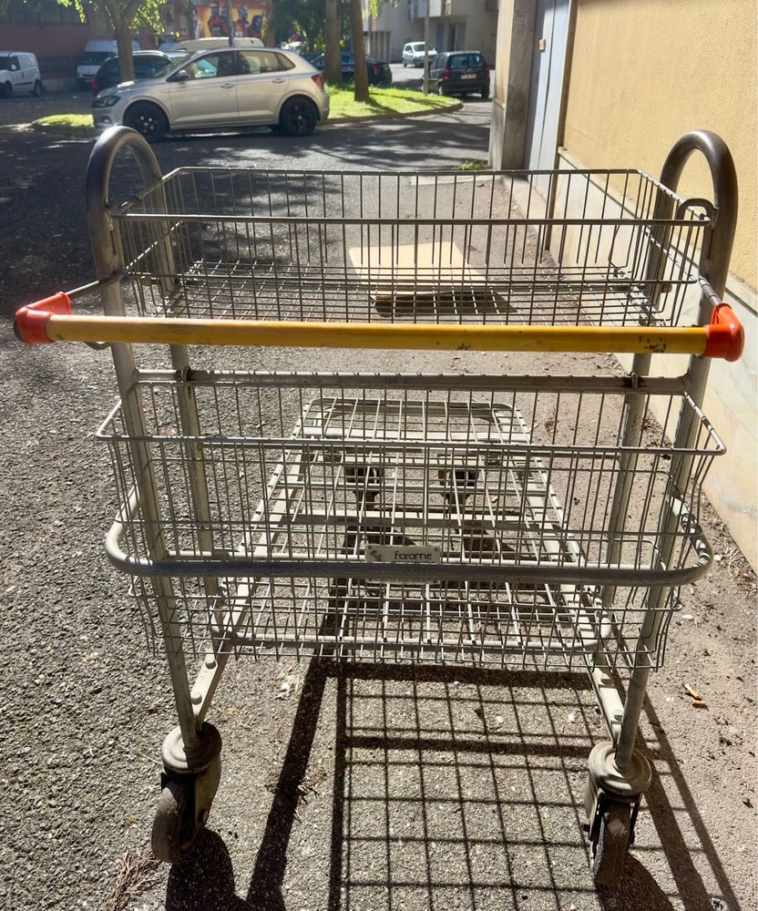 Carrinhos metalicos de compras