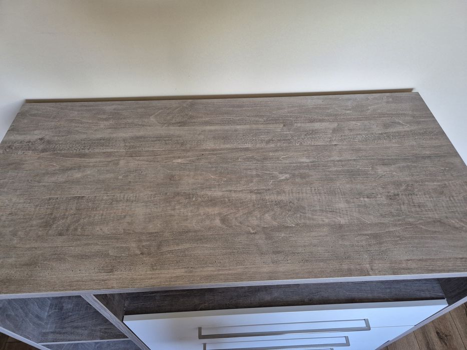 Łóżeczko dziecięce oraz komoda