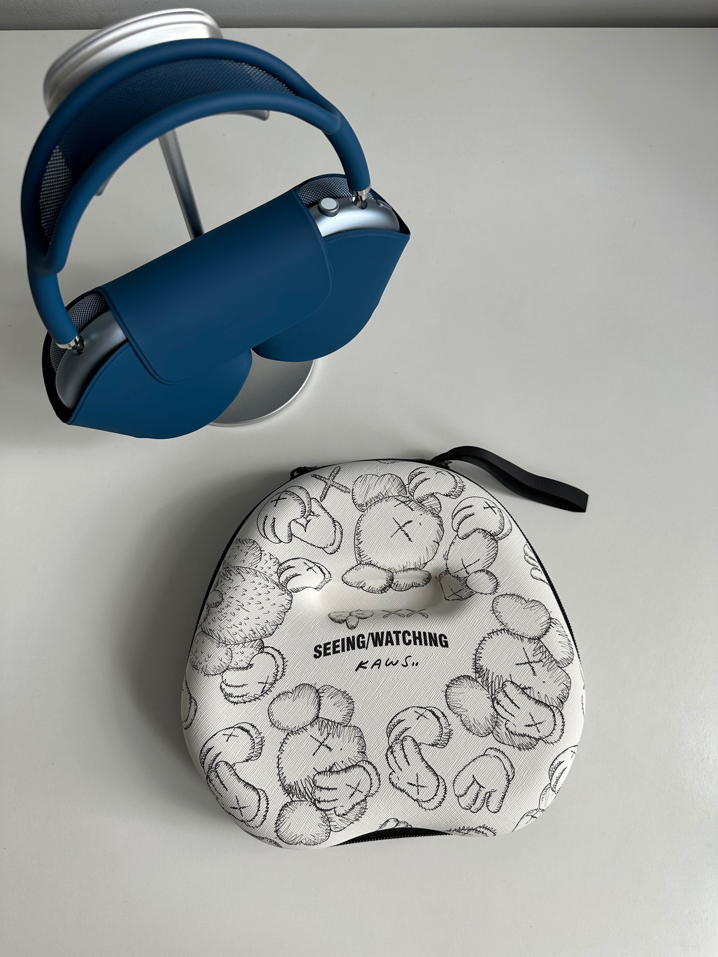 Etui na AirPods Max, bardzo stylowe z wzorem Kaws w kolorze białym