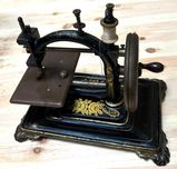 Maquina de costura antiga,de mesa, miniatura, a funcionar