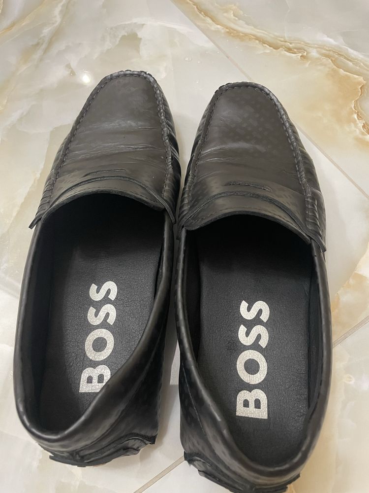 Продам Чоловічі мокасини Hugo Boss Модель чорного кольору із принтом
