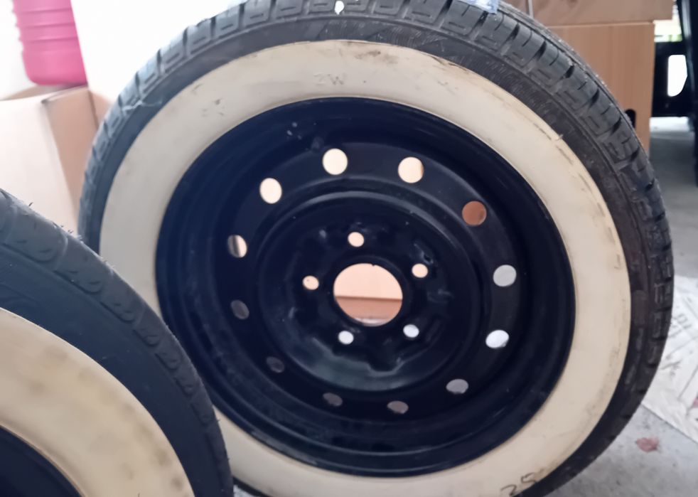 2 Pneus 185 com jante R14