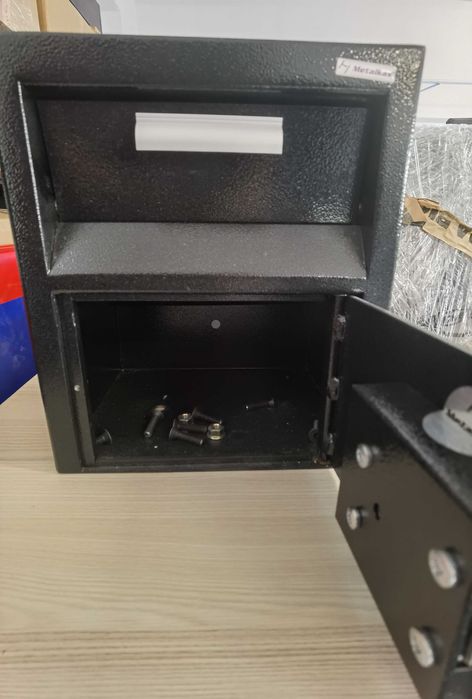 sejf zamykany na klucz z wrzutnią