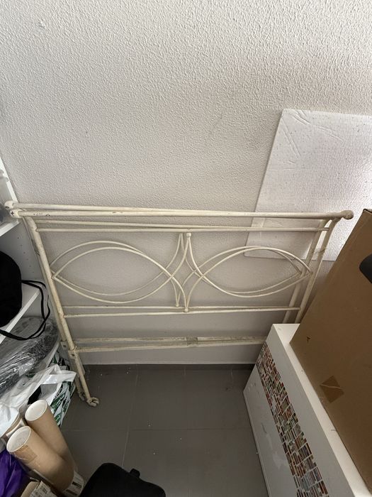 Cama em ferro antiga.