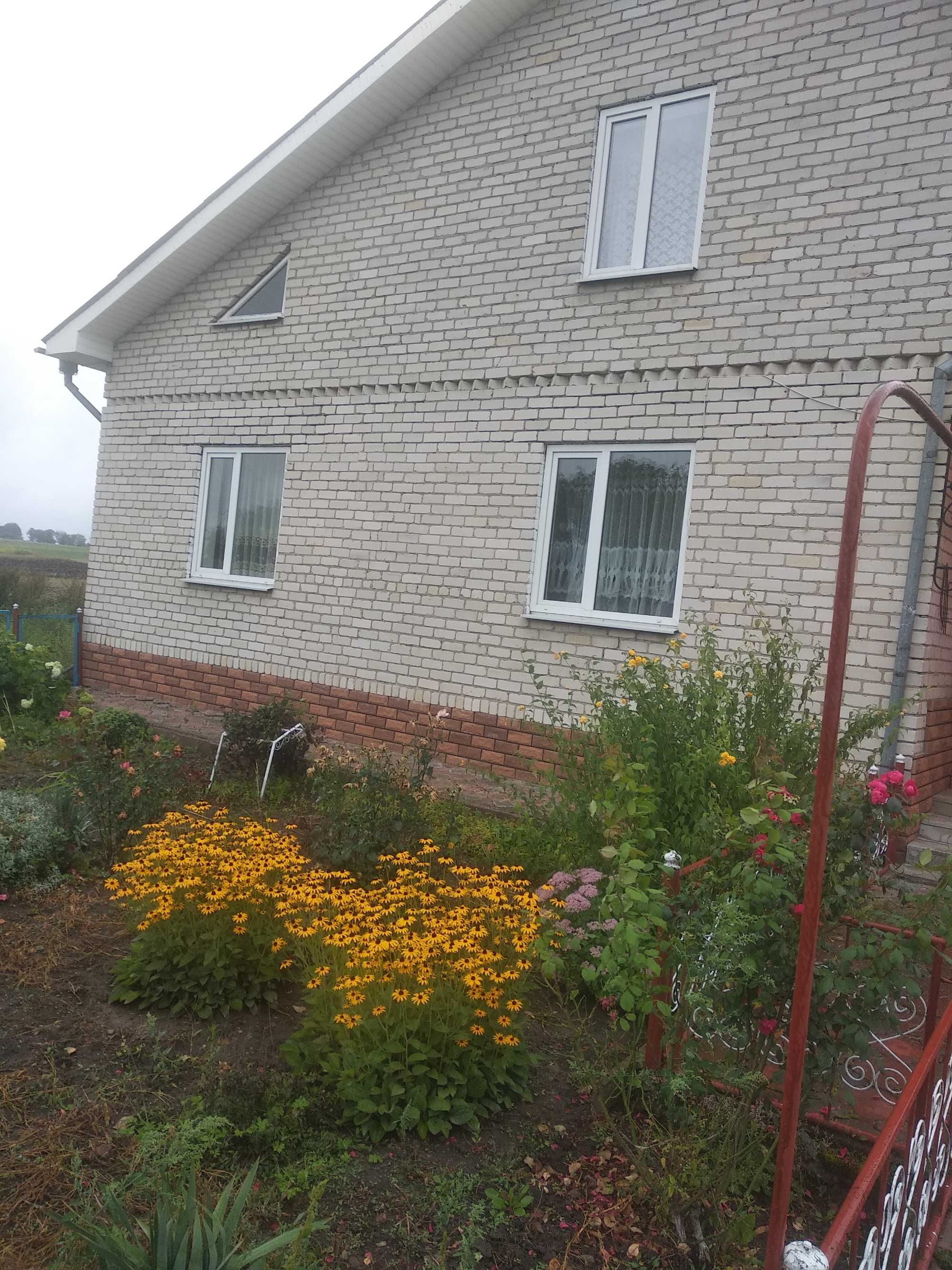 Будинок із земельною ділянкою дзвонить