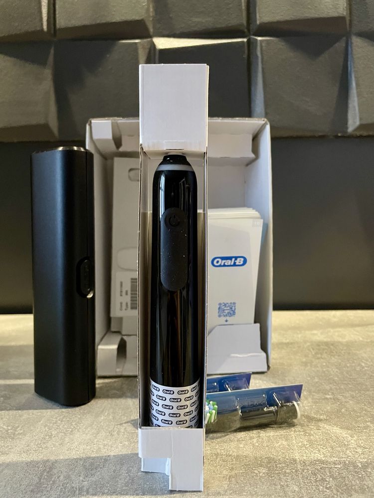 Електрична зубна щітка Braun Oral-B PRO3 3500 Black з футляром та 2 на