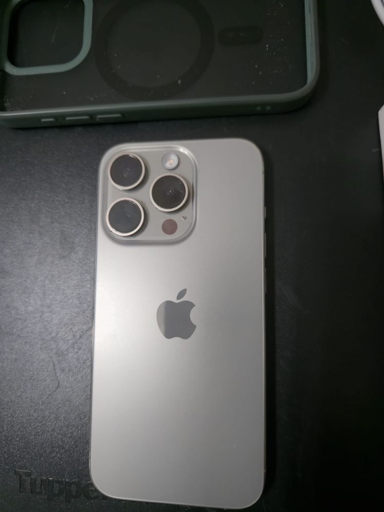 Iphone 15 pro com varios acessorios