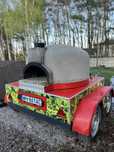 Mobilny piec do pizzy opalany drewnem.