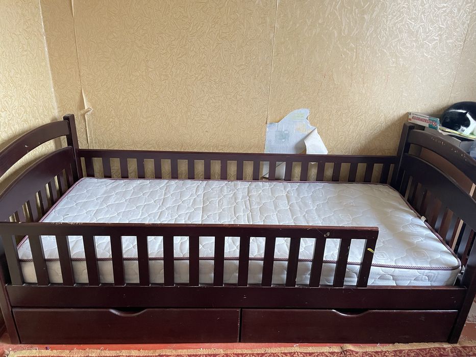 Деревʼяне ліжко 80/190 з матрацом