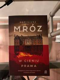 Książka Remigiusz Mróz ,,W cieniu prawa” bestsellerowy kryminał 2020