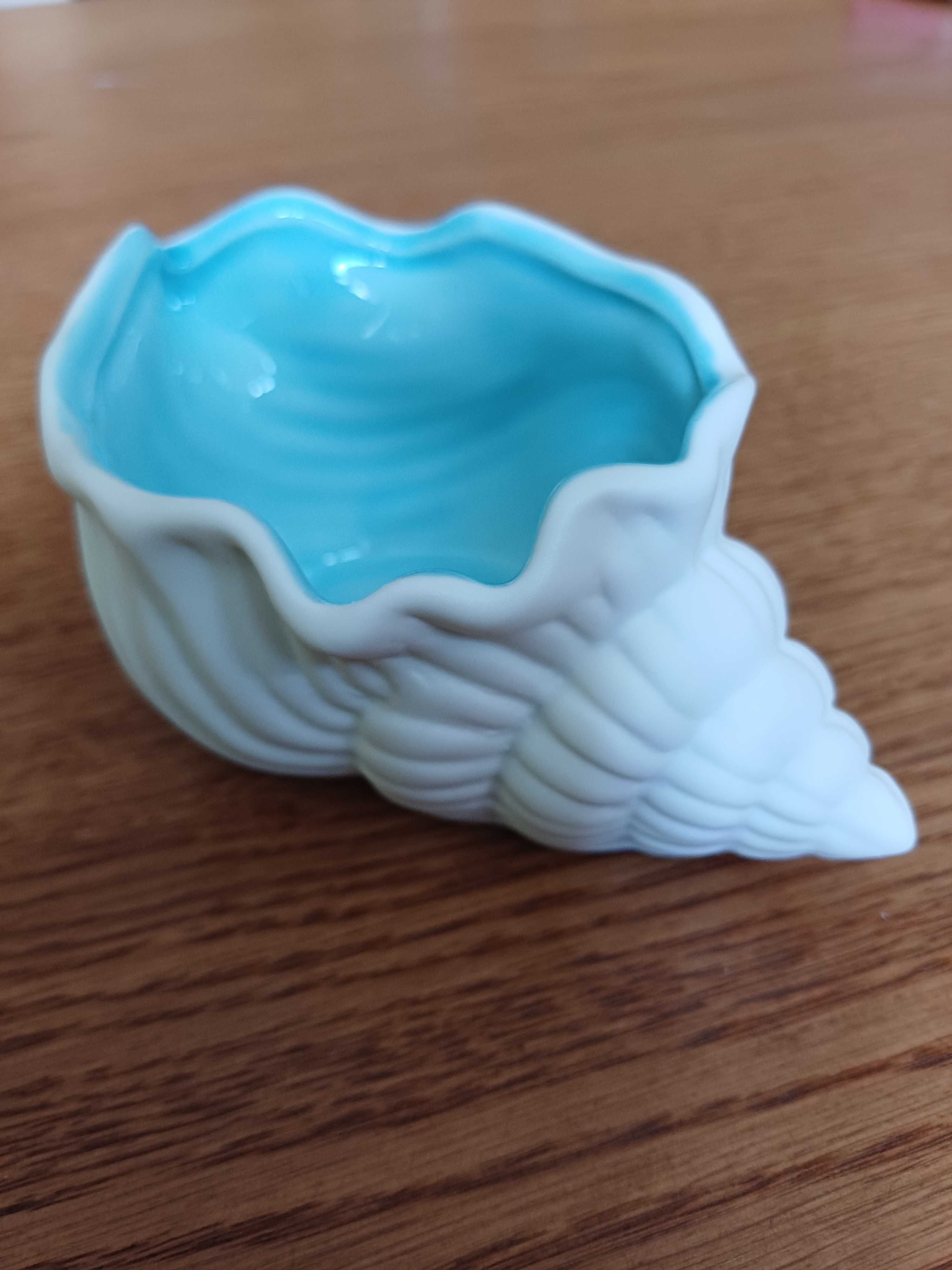 Uroczy wazonik ceramiczny w kształcie muszli