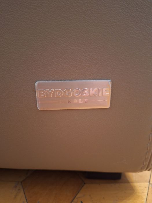 Sofa skórzana z funkcją spania i pojemnikiem na posciel. Kolor beżowy.