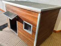 Casota de madeira com janela para cão (porte médio ou grande)