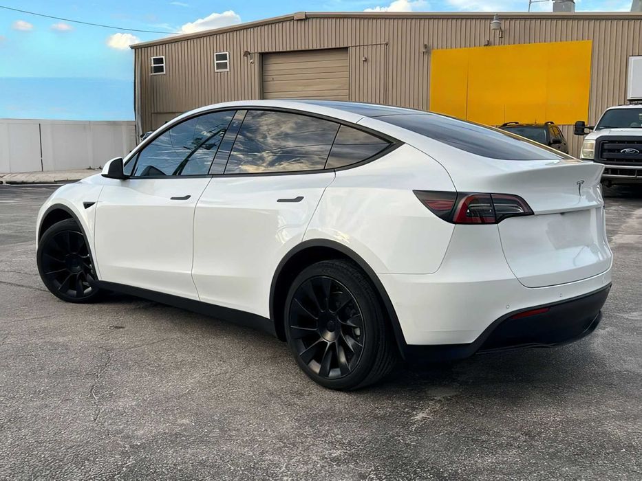 Tesla Model Y      2022