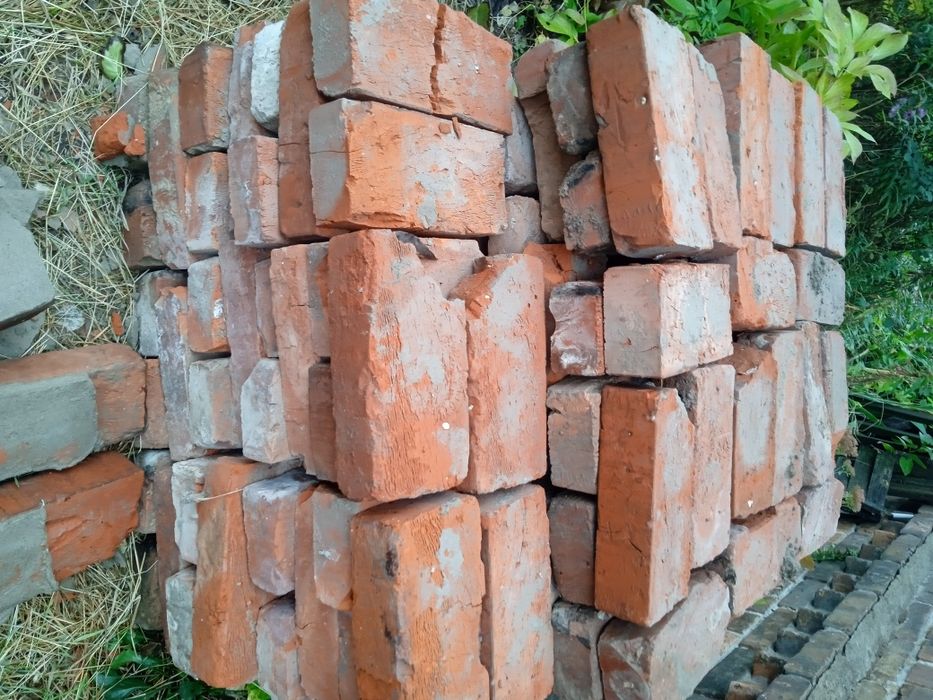 Продам поштучно кирпич