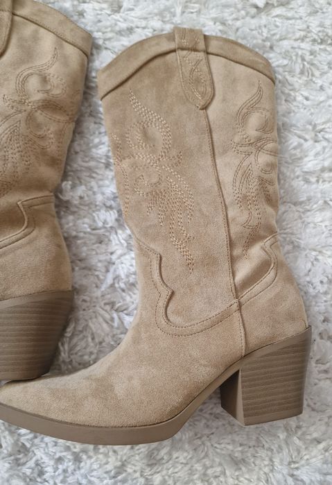 Kowbojki zamszowe "Bershka".
