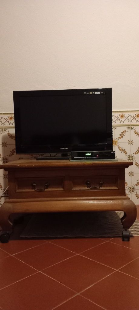 Mesa em madeira maciça  para tv ou apoio