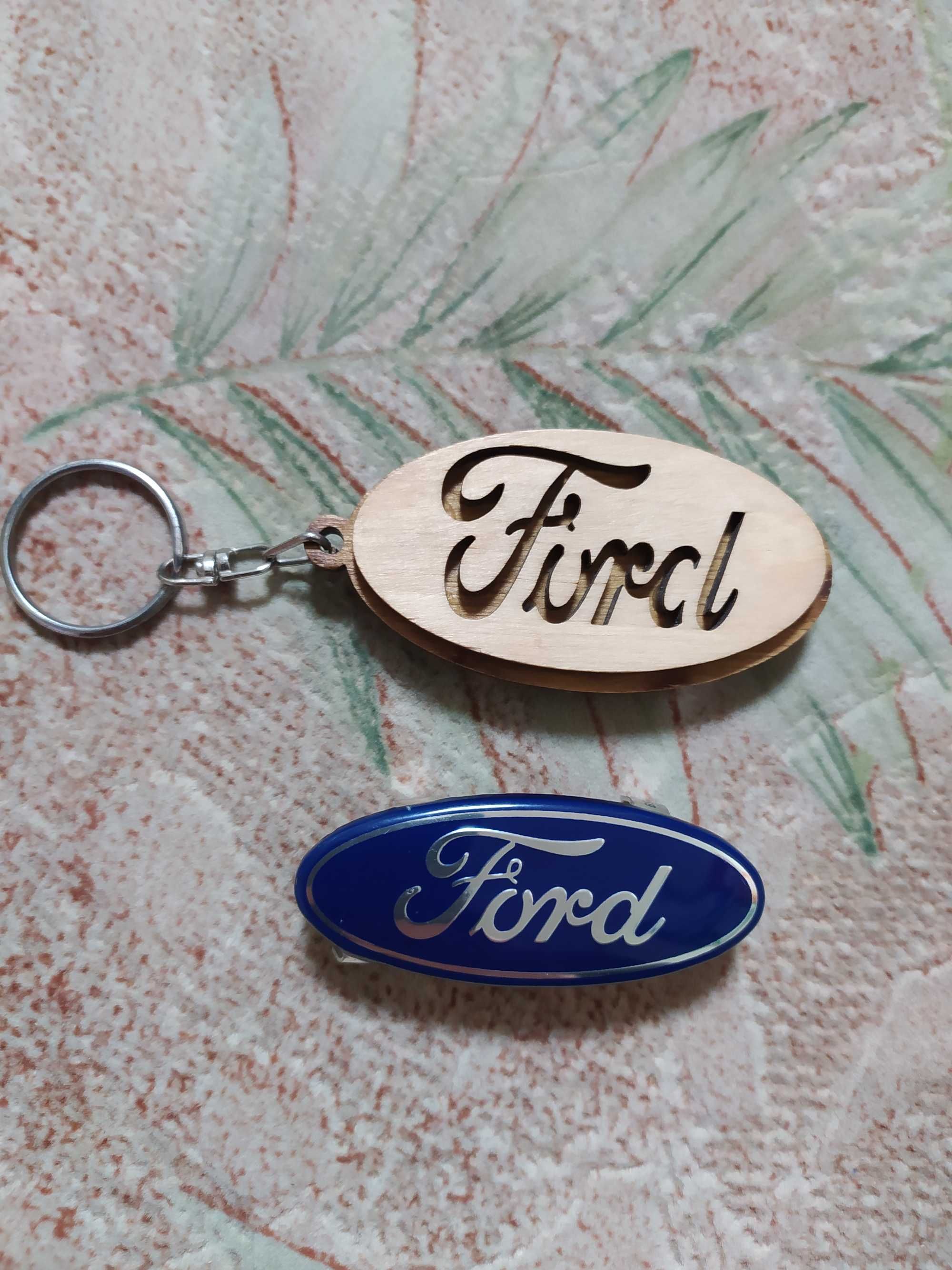 Продам аксесуари FORD (брелок та значок)