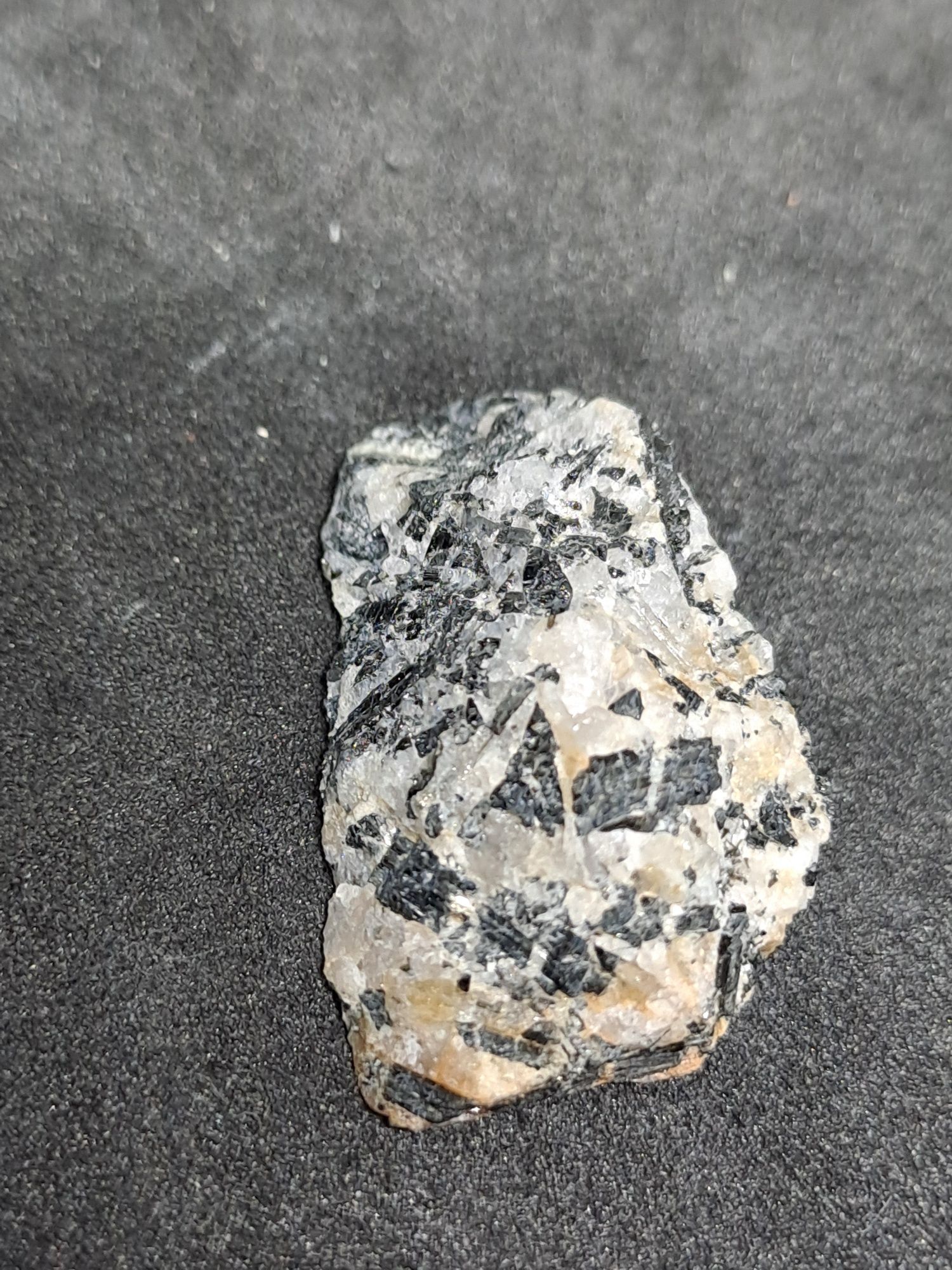 Czarne turmaliny (schorl ) z Pilawy Górnej.