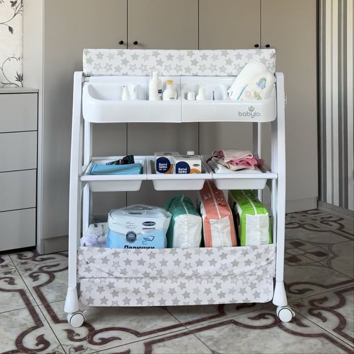 Сповивальний / пеленальний столик на колесах з ванночкою