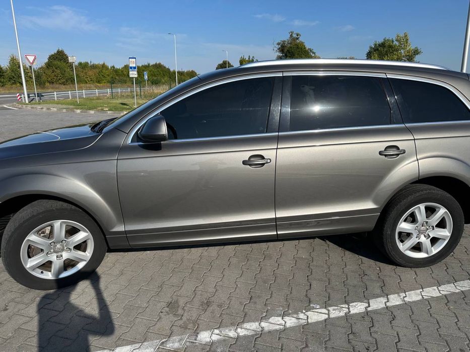 Ауді Q7 2012 р. Машина на повному ходу.