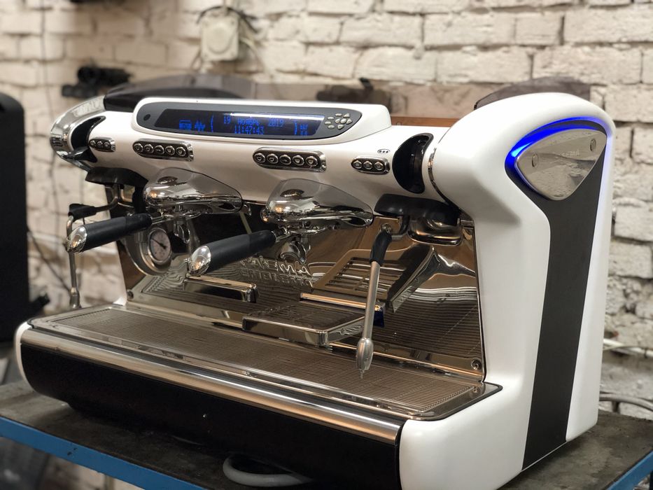 Професійна кавоварка Faema Emblema