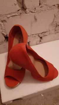 Pomarańczowe buty na grubym słupku