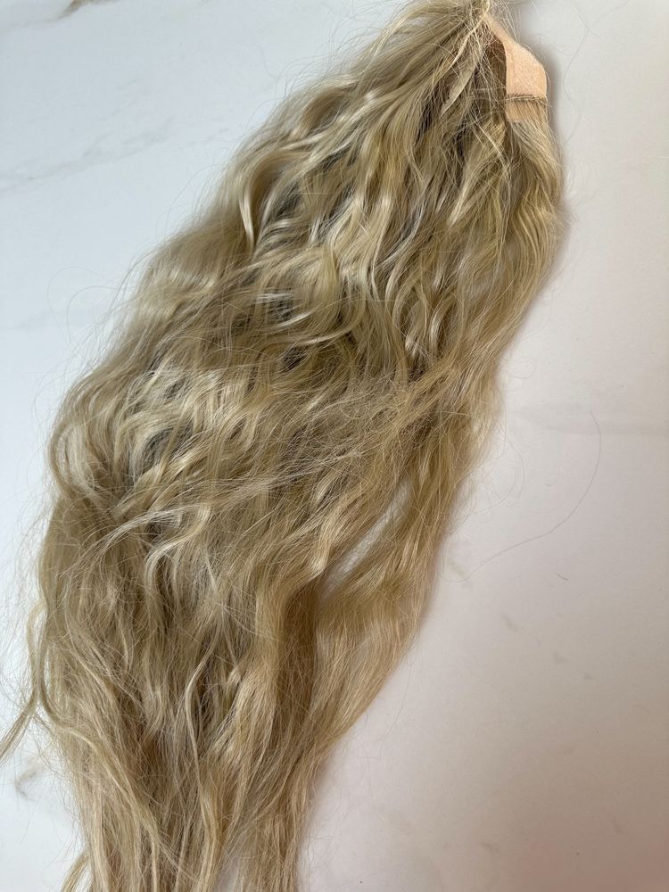Kucyk kitka włosy sztuczne syntetyczne ciemny blond fale 55 cm