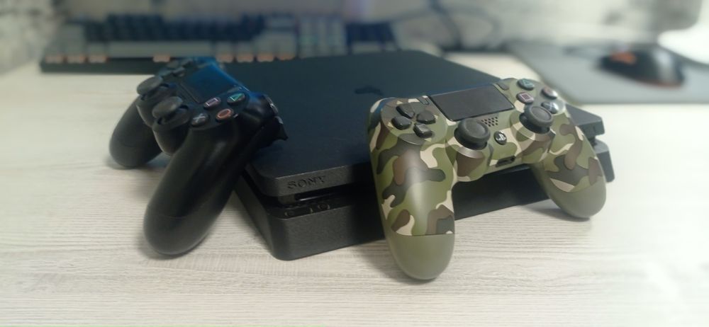 Продаю пс4 слім на 1 tb з двома доалшоками