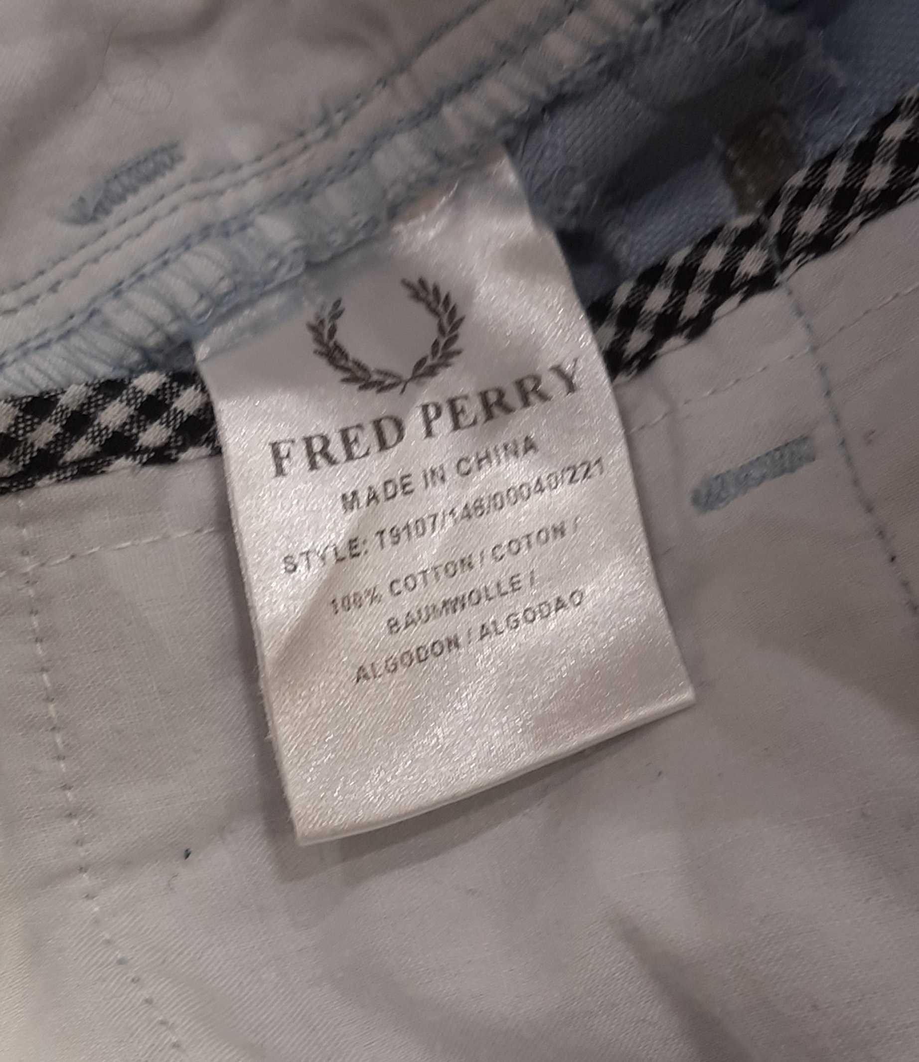 Błękitne chinosy Fred Perry