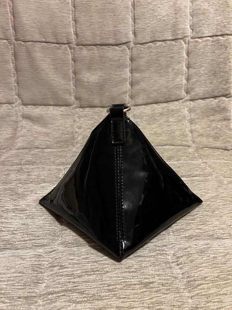 Необыная лаковая сумока
