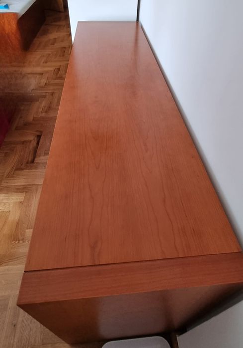 Quarto casal com comoda dupla e banqueta