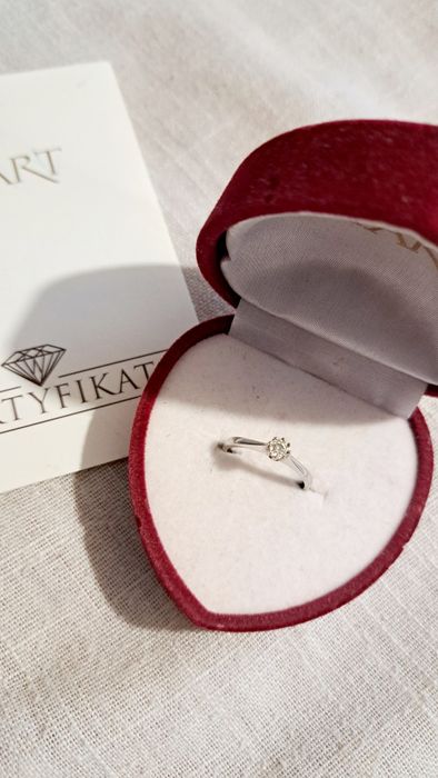 Pierścionek zaręczynowy białe złoto z brylantem apart