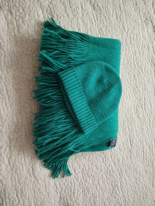 Zestaw czapka i duży szalik z frędzlami