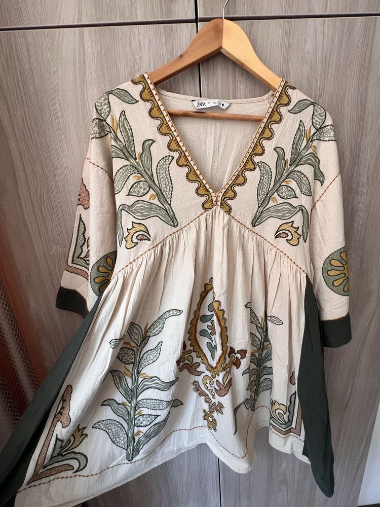 Сукня ZARA бежевого кольору