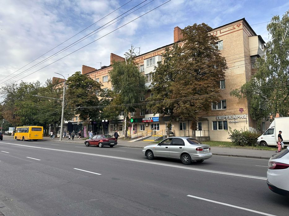 Продаж фасадного приміщення поруч з лікарнею Київська